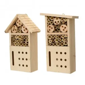 A Buen Precio Hotel de insectos madera de pino, modelos variados. 18 x 9 x 27 cm