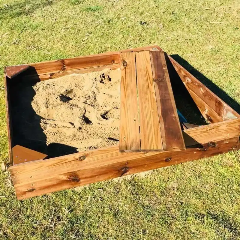 Arenero Masgames con cajon-banco Imprescindible (Must-Have)